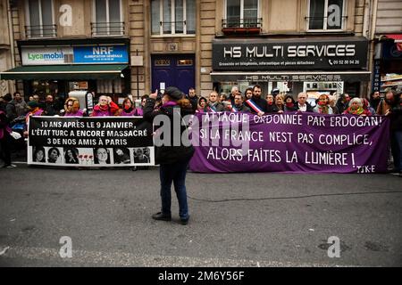 Paris, frankreich, 04/01/2023, Sprecherin des Kurdischen Demokratischen Rates in Frankreich (CDKF) Berivan Firat anlässlich des Weißen marsches zu Ehren der drei kurdischen Aktivisten (Sakine Cansiz, Fidan Dogan und Leyla Saylemez), die am 9. Januar 2013 anlässlich des 10. Jahrestages ermordet wurden, Und drei kurdische Opfer (Emine Kara, mir Perwer und Abdurrahman Kizil) der Schießerei in der Rue Enghien am 26. Dezember 2022, in Paris, Frankreich am 04. Januar 2023. Foto: Karim Ait Adjedjou/ABACAPRESS.COM Stockfoto