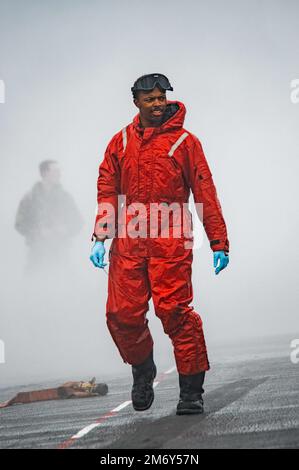220510-N-DW158-1009 PAZIFIK (10. Mai 2022) Airman Terrance Wilcox aus New Orleans, bereitet sich auf die Inspektion eines abspülbaren Regners im Cockpit der USA vor Der einzige nach vorn eingesetzte Flugzeugträger der Navy USS Ronald Reagan (CVN 76), der während eines Tests des Abwaschsystems für Gegenmaßnahmen am Schiff eingesetzt wurde. Das Abwaschsystem für Gegenmaßnahmen wird vor, während und nach einer chemischen Kontamination verwendet, um schädliche Chemikalien oder Agenzien an der Außenseite des Schiffes zu entfernen. Ronald Reagan, das Flaggschiff der Carrier Strike Group 5, stellt eine kampfbereite Truppe bereit, die die Einheit schützt und verteidigt Stockfoto