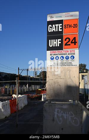 Beschilderung auf der Baustelle des Glenhuntly Level Crossing Removal Project mit Einzelheiten zu Zugangsbeschränkungen und Sicherheit Stockfoto