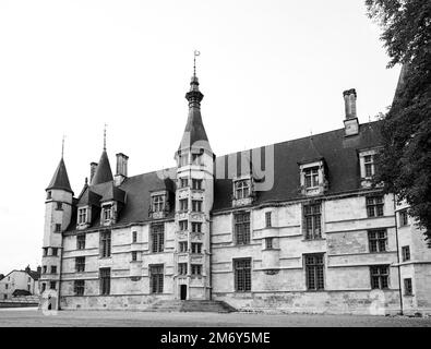 Foto des Herzogspalastes in der Stadt Nevers. Burgund, Frankreich. Schwarzweißfoto Stockfoto