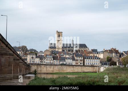 Weitwinkel der Stadt Nevers. Frankreich, Bourgogne. Stockfoto