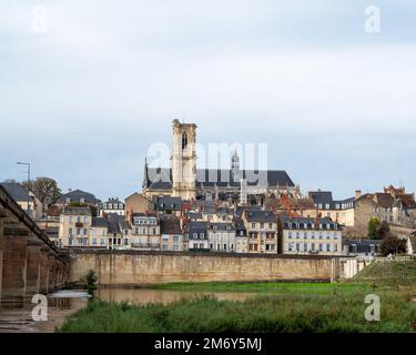 Weitwinkel der Stadt Nevers. Frankreich, Bourgogne. Stockfoto