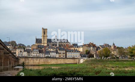 Weitwinkel der Stadt Nevers. Frankreich, Bourgogne. Nevers. Bridge Nevers Stockfoto