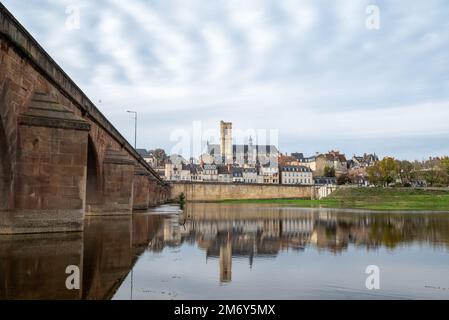 Weitwinkel der Stadt Nevers. Frankreich, Bourgogne. Nevers. Bridge Nevers Stockfoto