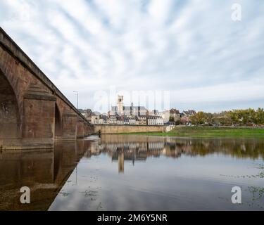 Weitwinkel der Stadt Nevers. Frankreich, Bourgogne. Nevers. Bridge Nevers Stockfoto