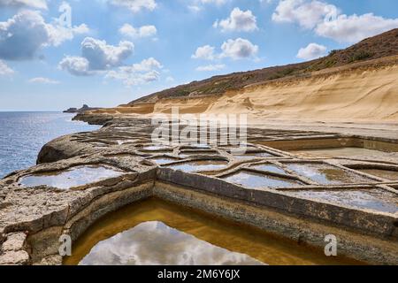 Xwejni-Salzpfannen entlang der Küste in Gozo, Salina Bay, Malta Stockfoto