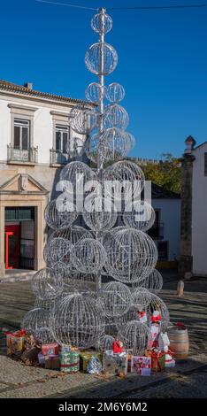 Wunderschön dekorierter Weihnachtsbaum in der Kirche Santa Maria am zentralen Platz von Obidos, Portugal. Stockfoto