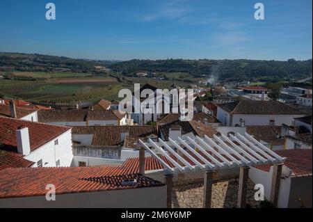 Aus der Vogelperspektive der Stadt Obidos von der Spitze der Burg Obidos, Portugal. Stockfoto