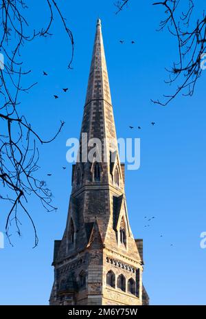 Edinburgh, Schottland, Großbritannien - Buccleuch and Greyfriars Free Church mit blauem Himmel Stockfoto