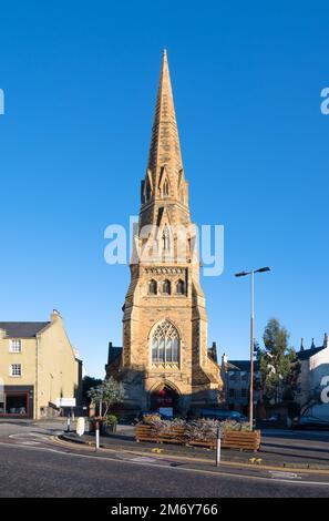 Edinburgh, Schottland, Großbritannien - Buccleuch and Greyfriars Free Church mit blauem Himmel Stockfoto