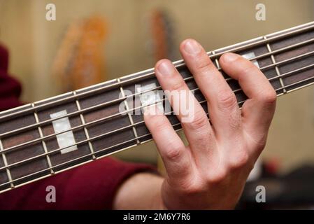 Nahaufnahme Der Männlichen Hand Beim Spielen Der 5 String Bass Gitarre Stockfoto