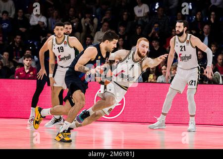 Barcelona, Spanien - 05/01/2023, Nico Laprovittola vom FC Barcelona in Aktion gegen Niccolo Mannion von Virtus Segafredo Bologna während des EuroLeague-Basketballspiels der Turkish Airlines zwischen dem FC Barcelona und Virtus Segafredo Bologna am 5. Januar 2023 im Palau Blaugrana in Barcelona, Spanien - Foto: Javier Borrego/DPPI/LiveMedia Stockfoto