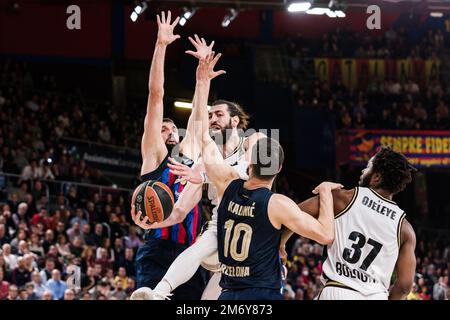 Barcelona, Spanien - 05/01/2023, Tornike Shengelia von Virtus Segafredo Bologna im Kampf gegen Nikola Mirotic vom FC Barcelona während des EuroLeague-Basketballspiels der Turkish Airlines zwischen dem FC Barcelona und Virtus Segafredo Bologna am 5. Januar 2023 im Palau Blaugrana in Barcelona, Spanien - Foto: Javier Borrego/DPPI/LiveMedia Stockfoto