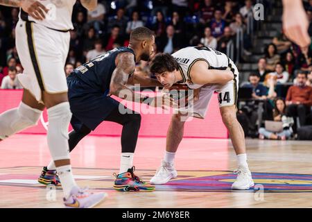 Barcelona, Spanien - 05/01/2023, Milos Teodosic von Virtus Segafredo Bologna in Aktion gegen Cory Higgins vom FC Barcelona während des EuroLeague-Basketballspiels der türkischen Fluggesellschaften zwischen dem FC Barcelona und Virtus Segafredo Bologna am 5. Januar 2023 im Palau Blaugrana in Barcelona, Spanien - Foto: Javier Borrego/DPPI/LiveMedia Stockfoto