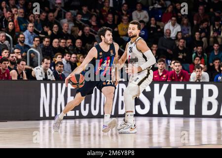 Barcelona, Spanien - 05/01/2023, Alex Abrines vom FC Barcelona in Aktion gegen Kyle Weems von Virtus Segafredo Bologna während des EuroLeague-Basketballspiels der Turkish Airlines zwischen dem FC Barcelona und Virtus Segafredo Bologna am 5. Januar 2023 im Palau Blaugrana in Barcelona, Spanien - Foto: Javier Borrego/DPPI/LiveMedia Stockfoto