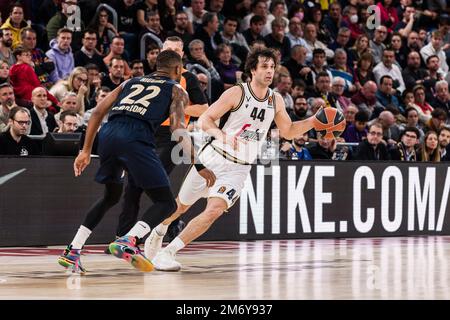 Barcelona, Spanien - 05/01/2023, Milos Teodosic von Virtus Segafredo Bologna in Aktion gegen Cory Higgins vom FC Barcelona während des EuroLeague-Basketballspiels der türkischen Fluggesellschaften zwischen dem FC Barcelona und Virtus Segafredo Bologna am 5. Januar 2023 im Palau Blaugrana in Barcelona, Spanien - Foto: Javier Borrego/DPPI/LiveMedia Stockfoto