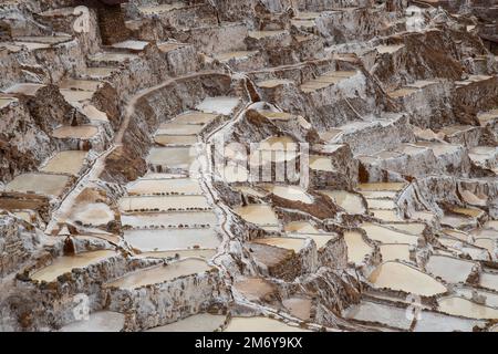 Maras Salzbergwerke Es besteht aus mehr als 3 natürlichen Salzbrunnen Stockfoto