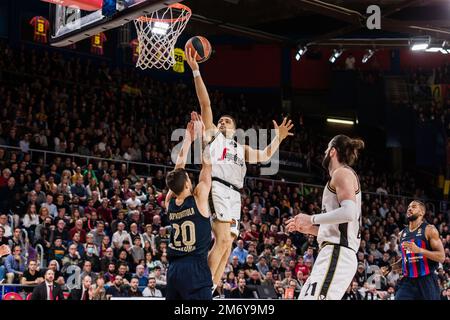 Barcelona, Spanien - 05/01/2023, Iffe Lundberg von Virtus Segafredo Bologna im Kampf gegen Nico Laprovittola vom FC Barcelona während des EuroLeague-Basketballspiels der türkischen Fluggesellschaften zwischen dem FC Barcelona und Virtus Segafredo Bologna am 5. Januar 2023 im Palau Blaugrana in Barcelona, Spanien - Foto: Javier Borrego/DPPI/LiveMedia Stockfoto