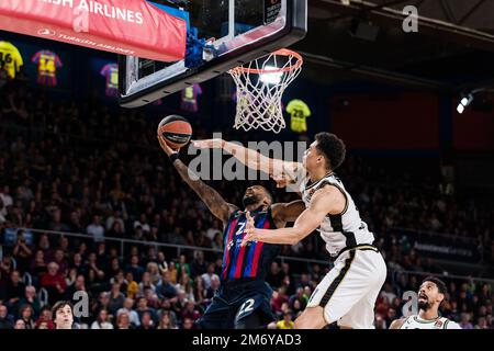 Barcelona, Spanien - 05/01/2023, Cory Higgins vom FC Barcelona in Aktion gegen Ismail Bako von Virtus Segafredo Bologna während des EuroLeague-Basketballspiels der Turkish Airlines zwischen dem FC Barcelona und Virtus Segafredo Bologna am 5. Januar 2023 im Palau Blaugrana in Barcelona, Spanien - Foto: Javier Borrego/DPPI/LiveMedia Stockfoto