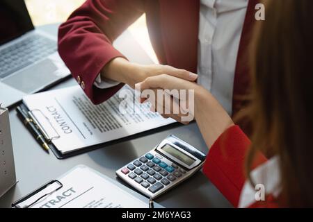 Immobilienmakler geben sich nach Unterzeichnung des Vertrags die Hand. Geschäftsleute geben sich die Hand. Immobilienkonzept Stockfoto