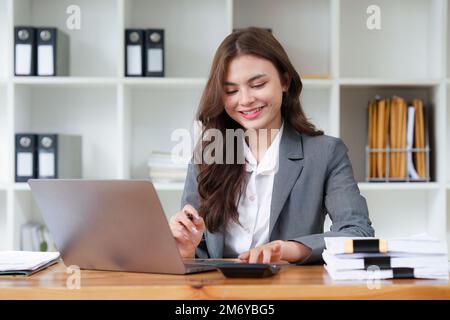 Administrator für Geschäftsleute Finanzprüfer, der den Bericht erstellt und den Saldo berechnet. Internes Erlös- und Buchhaltungskonzept Stockfoto