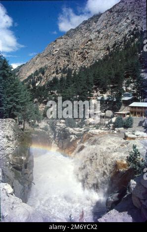 Der eigentliche Ursprung des Flusses ist Gaumukh im Gangotri-Gletscher, 19 km von Gangotri entfernt und ist durch Trekking erreichbar. Nachdem er aus Gaumukh stammt, ist der Fluss als Bhagirathi bekannt und erhält den Namen „Ganga“, nachdem sich der Fluss Alaknanda in der Nähe der Stadt Devaprayag verschmolzen hat. Stockfoto