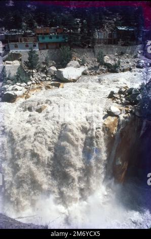 Der eigentliche Ursprung des Flusses ist Gaumukh im Gangotri-Gletscher, 19 km von Gangotri entfernt und ist durch Trekking erreichbar. Nachdem er aus Gaumukh stammt, ist der Fluss als Bhagirathi bekannt und erhält den Namen „Ganga“, nachdem sich der Fluss Alaknanda in der Nähe der Stadt Devaprayag verschmolzen hat. Stockfoto