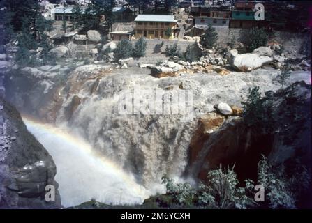 Der eigentliche Ursprung des Flusses ist Gaumukh im Gangotri-Gletscher, 19 km von Gangotri entfernt und ist durch Trekking erreichbar. Nachdem er aus Gaumukh stammt, ist der Fluss als Bhagirathi bekannt und erhält den Namen „Ganga“, nachdem sich der Fluss Alaknanda in der Nähe der Stadt Devaprayag verschmolzen hat. Stockfoto