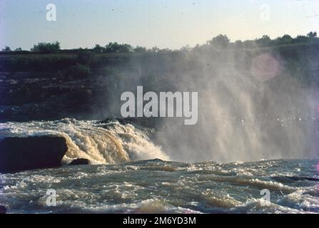 Die Dhuandhar-Fälle (धुआंधार) sind ein Wasserfall im Bezirk Jabalpur im indischen Bundesstaat Madhya Pradesh. Dhuandhar-Wasserfälle in Bhedaghat. Der Fluss Narmada, der sich durch die weltberühmten Marmorfelsen zieht, verengt sich und stürzt dann in einen Wasserfall, der als Dhuandhar bekannt ist. Stockfoto