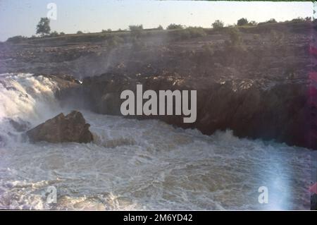 Die Dhuandhar-Fälle (धुआंधार) sind ein Wasserfall im Bezirk Jabalpur im indischen Bundesstaat Madhya Pradesh. Dhuandhar-Wasserfälle in Bhedaghat. Der Fluss Narmada, der sich durch die weltberühmten Marmorfelsen zieht, verengt sich und stürzt dann in einen Wasserfall, der als Dhuandhar bekannt ist. Stockfoto