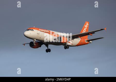 Ein easyJet Airbus A320-214 landet am Vorabend des Sonnenstags am Flughafen Manchester, wo Urlaubsunternehmen erwarten, dass die Buchung wieder auf das Niveau vor Covid zurückkehrt; Manchester Airport am Manchester Airport, Manchester, Großbritannien, 6. Januar 2023 (Foto von Mark Cosgrove/News Images) Stockfoto