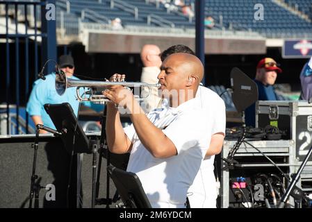220510-N-PN850-1009 WASHINGTON (10. Mai 2022) Trompeter David A. Smith spielte mit der US Navy Band Cruisers im Nationals Park. Die Washington Nationals feiern den Navy Day im Baseball Park. Baseball, Cruiser, Nationals Park, Navy, Navy Band, Stockfoto