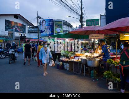 Chiang Rai, Thailand. 16. November 2022. Chiang Rai Nachtmarkt. Am Abend ist der Markt überfüllter. Stockfoto