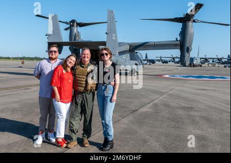 USA Generalleutnant Brad Webb, Befehlshaber des Air Education and Training Command, posiert mit seiner Familie vor einem CV-22 Osprey nach seinem fini-Flug am 10. Mai 2022 in Hurlburt Field, Florida. Während seiner Karriere flog Webb mehr als 3.700 Stunden mit Flugzeugen wie dem CV-22 Osprey, MH-53 Pave Low und dem MC-130H Combat Talon. Stockfoto