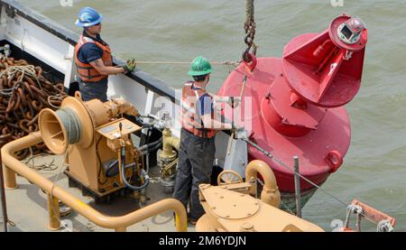 Eriesee -- Besatzungsmitglieder an Bord der Küstenwache Cutter Bristol Bay... stellen am 10. Mai 2022 eine Navigationshilfe in den Eriesee ein. Bristol Bay befindet sich im Rahmen der Operation Spring Restore am Eriesee, der größten Hausbojeninstandhaltung. USA Foto der Küstenwache von Petty Officer 1. Klasse Paul Dragin. Stockfoto