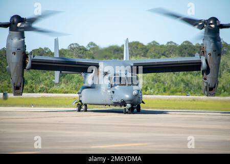 Ein CV-22 Osprey, von den USA gesteuert Generalleutnant Brad Webb, Befehlshaber des Air Education and Training Command, Taxis auf der Fluglinie 10. Mai 2022, in Hurlburt Field, Florida Webb war Befehlshaber des Sondereinsatzkommandos der Luftwaffe, bevor er die Führung der AETC übernahm. Stockfoto