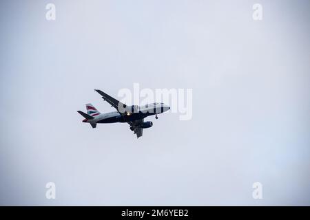 London, Großbritannien. 5. Januar 2023 British Airways Flugzeug im Flug. Stockfoto