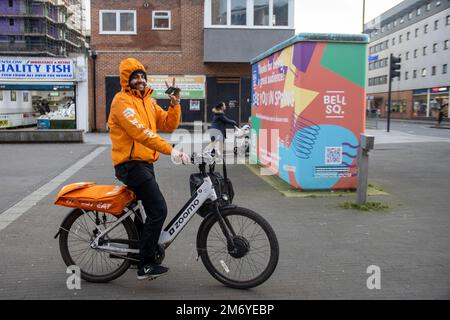 London, Großbritannien. 5. Januar 2023 „Just Eat“ Liefermann auf dem Fahrrad in Hounslow Stockfoto