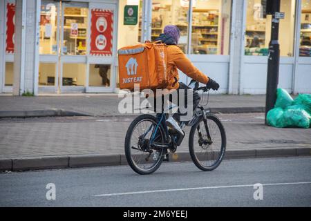 London, Großbritannien. 5. Januar 2023 „Just Eat“ Liefermann auf dem Fahrrad in Hounslow. Stockfoto