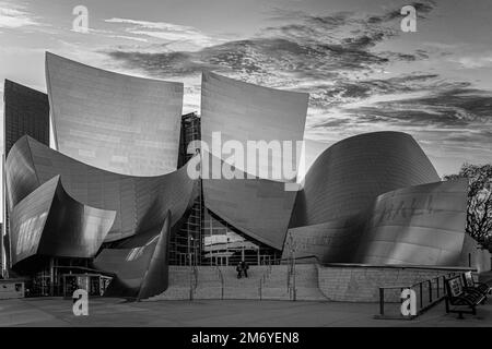 Eine Graustufenaufnahme der Walt Disney Concert Hall unter einem wolkigen Himmel in Los Angeles Stockfoto