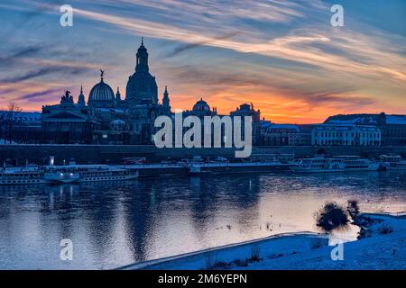 Roter Sonnenuntergang über der Kirche unserer Lieben Frau und dem Albertinum in der Altstadt, über die Elbe zu sehen. Stockfoto