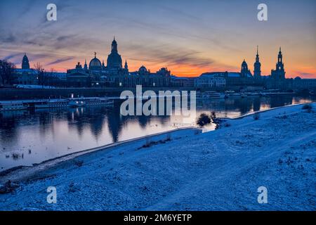 Roter Sonnenuntergang über der Marienkirche, dem Albertinum und der Dreifaltigkeitskathedrale in der Altstadt, über der Elbe gesehen. Stockfoto