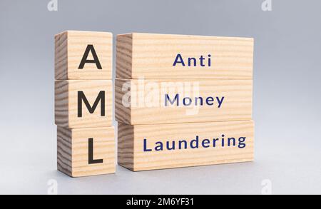 AML Anti Money Laundering Text auf Holzblöcken auf grauem Hintergrund Stockfoto