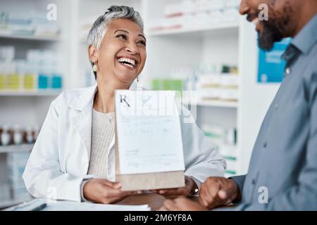 Medizin, Einkaufen oder Apotheker, die einem Schwarzen mit Gesundheitsberatung zu medizinischen Pillen oder Medikamenten helfen. Beratung, Kunde oder zufriedener Oberarzt Stockfoto