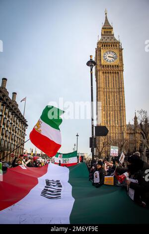 Parliament Sq, London, UK - Dezember 17. 2022 - Hunderte von Menschen marschierten in London, um das islamische Regime im Iran anzuprangern. Stockfoto