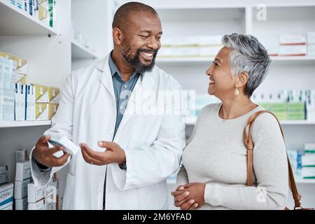 Medizin, Shopping oder Apotheker, die einer alten Frau mit Gesundheitsberatung zu medizinischen Pillen oder Drogen helfen. Lächeln, Kunde oder zufriedener Hausarzt Stockfoto