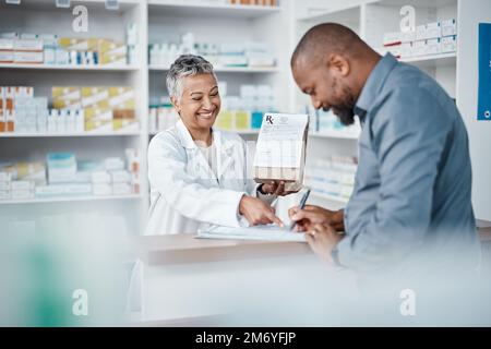 Medizin, Einkaufen oder Apotheker, bei dem der Kunde persönliche oder medizinische Informationen in der Apotheke schreibt. Beratung, Pillen oder glückliche Hausarzthilfe Stockfoto