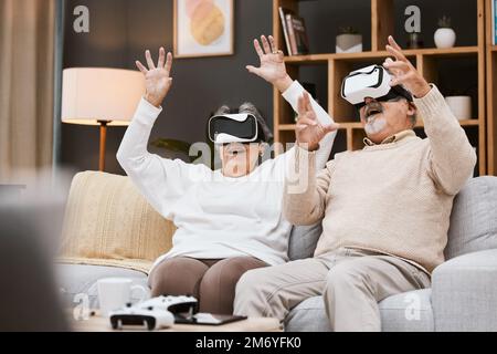 Gaming, virtuelle Realität und Seniorenpaar mit Headset spielen Online-Spiele mit VR, Technologie und Lächeln. Zukunfts-, ältere Frau und glücklicher Mann zu Hause Stockfoto