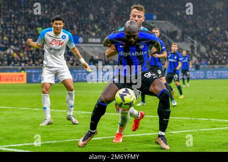 Mailand, Italien. 04., Januar 2023. Romelu Lukaku (90) von Inter und Amir Rrahmani (13) von Neapel während des Spiels der Serie A zwischen Inter und Neapel bei Giuseppe Meazza in Mailand. (Foto: Gonzales Photo - Tommaso Fimiano). Stockfoto