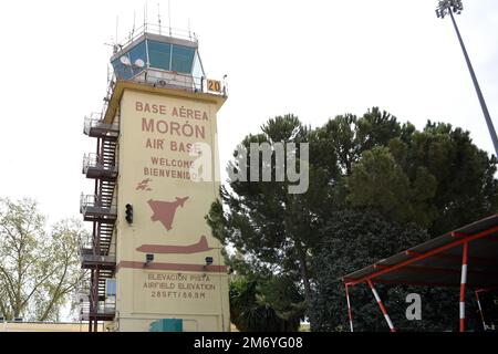 US-Fluglotsen, die auf dem Luftwaffenstützpunkt Morón in Spanien stationiert sind, sitzen Seite an Seite und arbeiten mit ihren spanischen Kollegen zusammen. Zusätzlich zur Flugsicherungsausbildung erhalten sie eine Sprachausbildung, die es ihnen ermöglicht, ihre Sprachkenntnisse als Teil ihrer Haupttätigkeit einzusetzen. Der Flugkontrollturm in Morón ab ist der einzige zweisprachige Kontrollturm der US-Luftwaffe in Europa - Air Forces Africa. Stockfoto